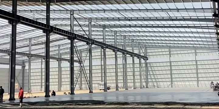 Amplio esqueleto de un galpón con estructura de acero de gran luz para operaciones de logística y distribución