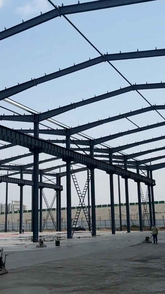 Estructura de acero de un galpón metálico mostrando los arriostramientos laterales y pórticos principales.