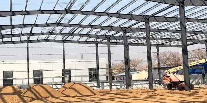 Estructura completa de galpones importados de China destacando la calidad de los perfiles H y el diseño de la cumbrera.