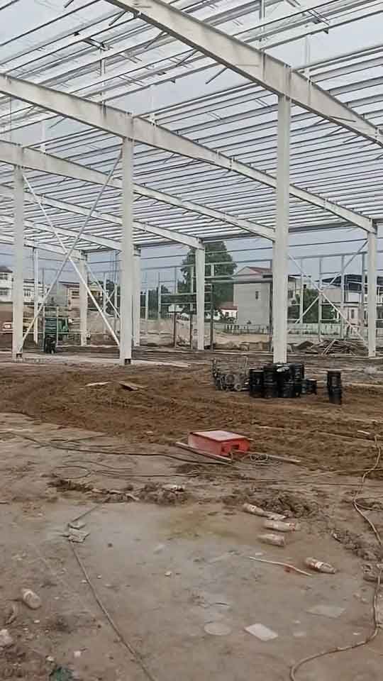 Amplia nave industrial construida con galpones importados de China, destacando la calidad de los perfiles estructurales blancos y diseño de pórticos.