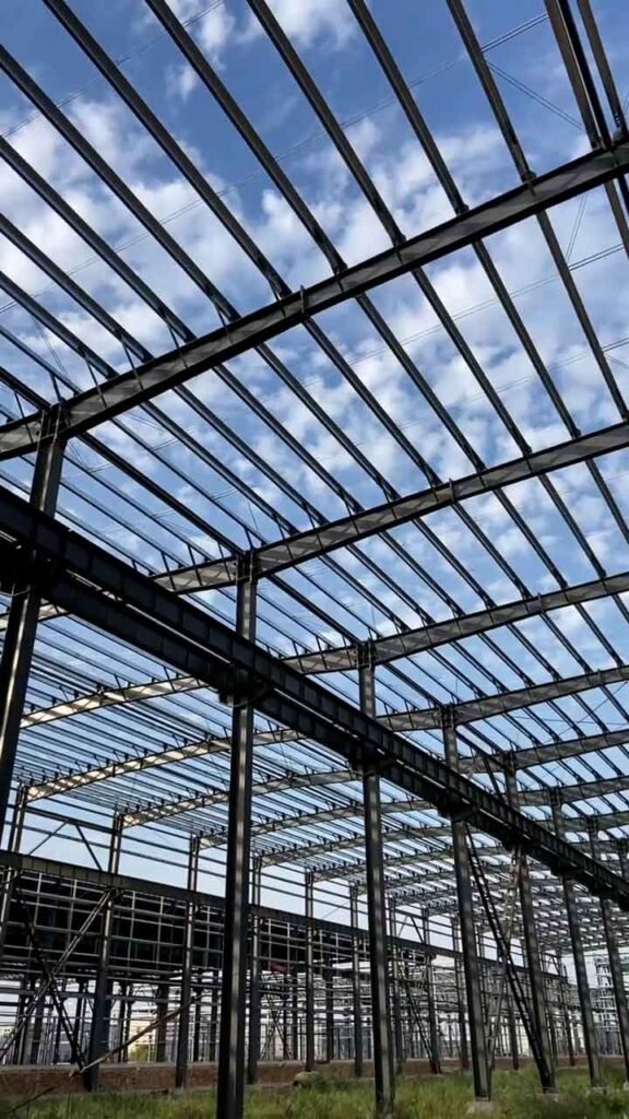 Detalle de columnas y vigas de carga de un edificio industrial de acero de alta resistencia para proyectos de gran escala.