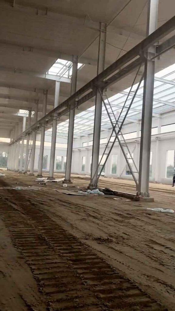 Detalle de arriostramientos en X y columnas de soporte fabricadas por un industrial steel structure manufacturer con certificación sísmica.