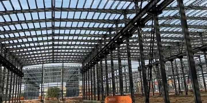 Panorámica de una estructura metálica modular para nave industrial de miles de metros cuadrados en proceso de finalización estructural.