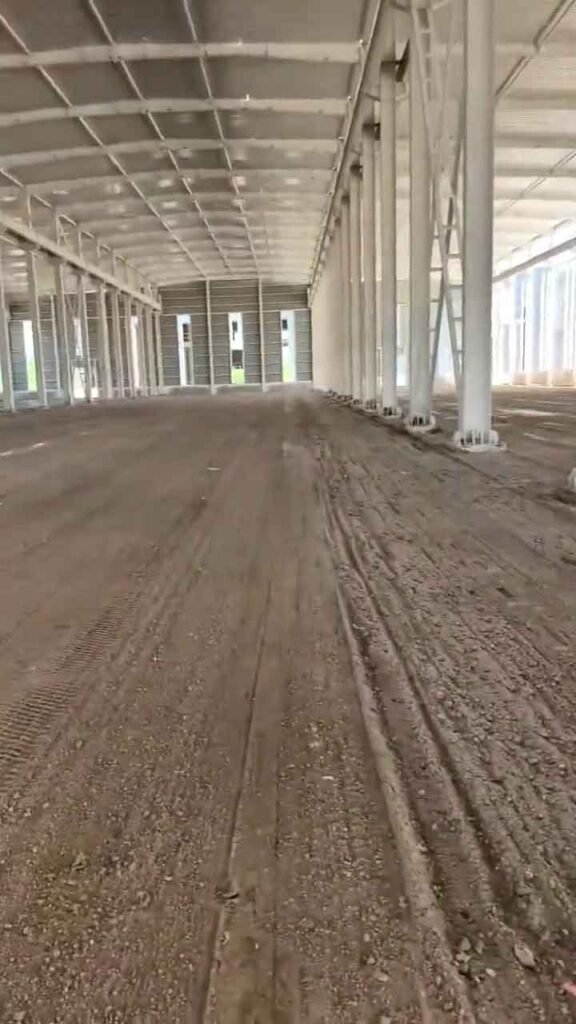 Vista interior de una nave en construcción para determinar el precio bodega industrial por m2 según avance de obra.