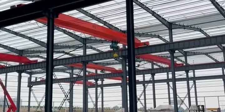 Vista panorámica de naves techadas con sistemas de grúa instalados para cotizar precio bodega metálica profesional.