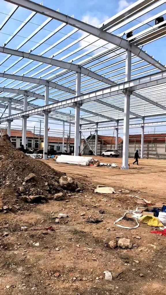 Fase inicial de cimentación y montaje de columnas para determinar el precio estructura metálica por m2 en terreno industrial