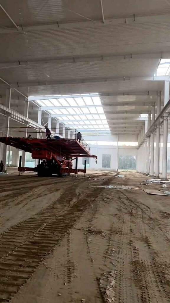 Sistema de iluminación natural en techumbre instalado por un prefabricated steel building manufacturer especializado en ahorro energético.