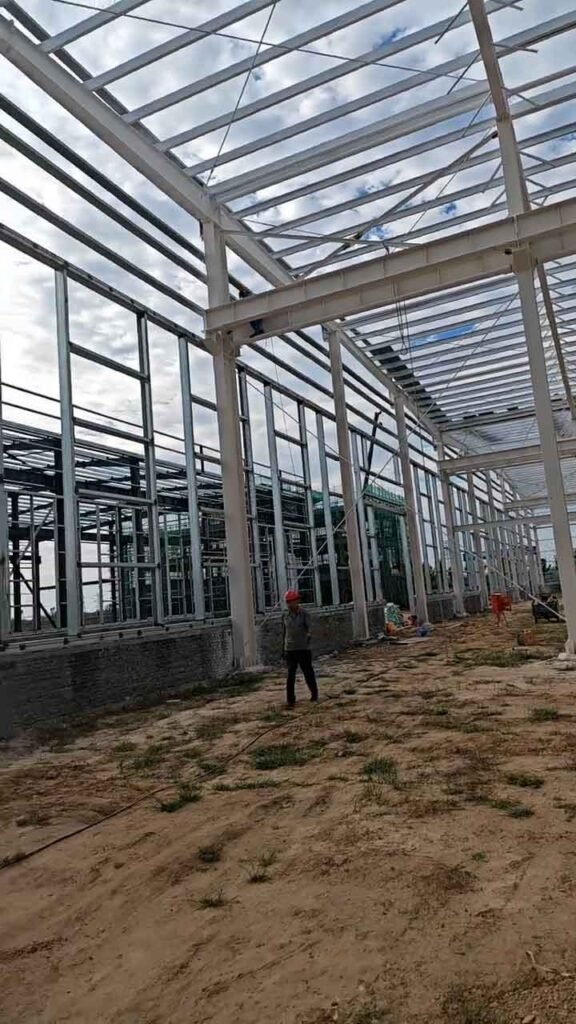 Detalle de los marcos de fachada y cerramientos metálicos instalados por un proveedor de bodegas industriales metálicas experto.