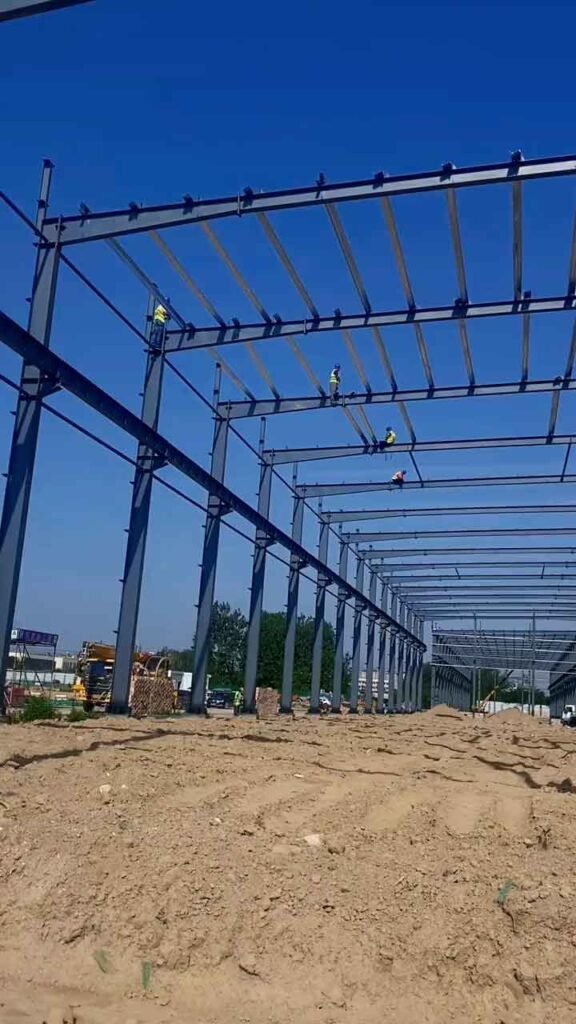 Montaje de esqueleto metálico de gran luz realizado por un proveedor de bodegas prefabricadas en zona de expansión industrial.