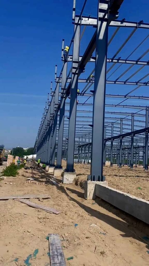 Alineación de columnas metálicas sobre fundaciones de concreto por un proveedor de estructuras metálicas para bodegas.