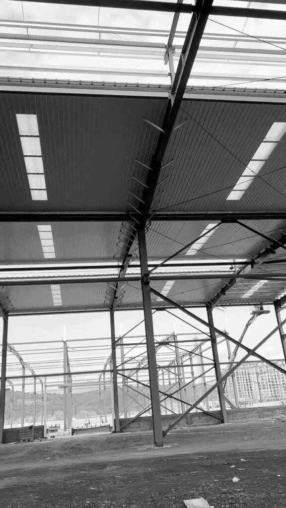 Detalle de la techumbre con lucernarios instalada por un proveedor de galpones experto en soluciones industriales.