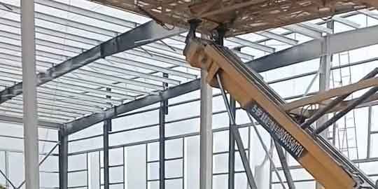 Detalle de brazo mecánico de alta precisión aportando soluciones industriales modernas en el levantamiento y fijación de techos metálicos.