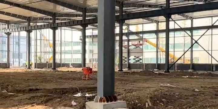 Interior despejado de una nave en construcción que representa soluciones logísticas rápidas mediante sistemas prefabricados.