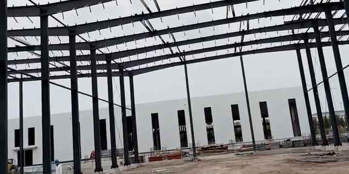 Perspectiva de ingeniería de soluciones metálicas industriales para cubiertas de naves de producción.
