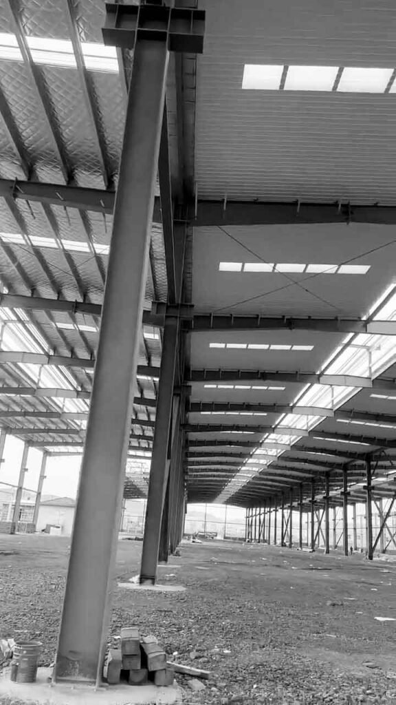 Vista panorámica de pilares alineados de un steel structure supplier especializado en exportación de naves metálicas.