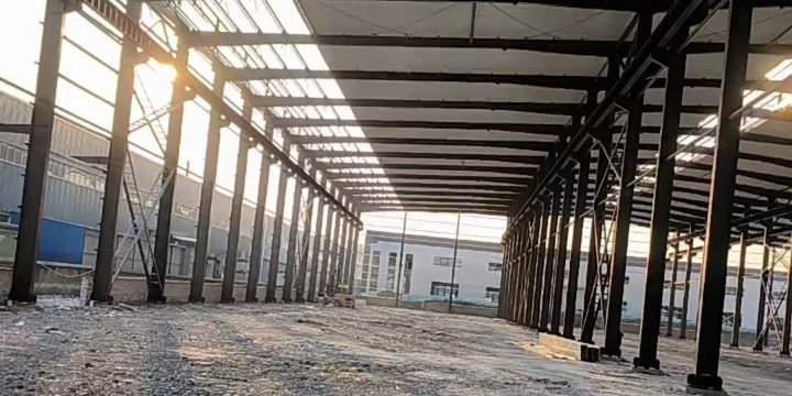 Estructura metálica industrial prefabricada para galpón en Chile, diseño antisísmico.