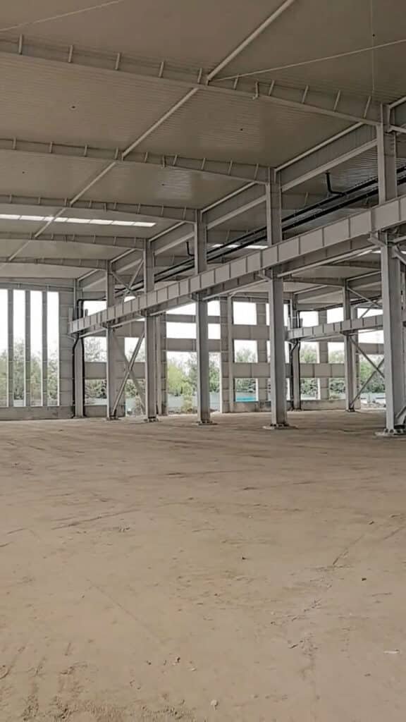 Estructura metálica industrial resistente a sismos en México.