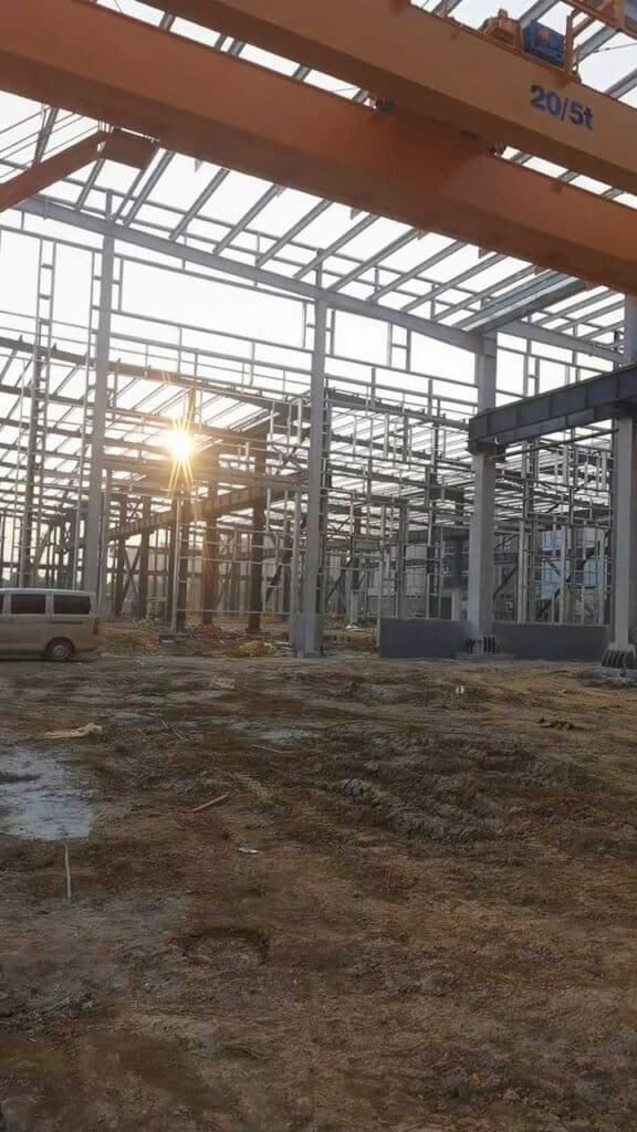 Estructura metálica para galpón diseñada para uso industrial intensivo.