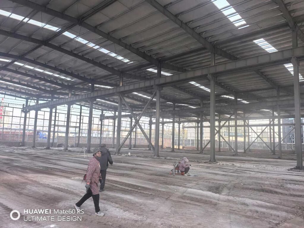 Detalle de arriostramientos en X y vigas de carga de una bodega prefabricada en fase de ensamblaje estructural.
