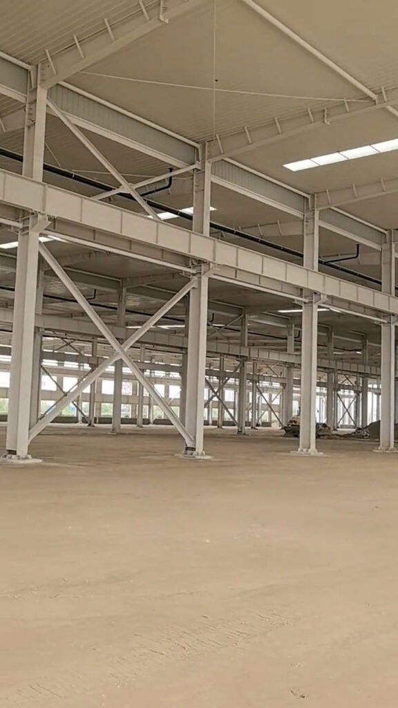 Estructura metálica reforzada con tensores en X y columnas blancas de alta resistencia fabricada por experto en acero.