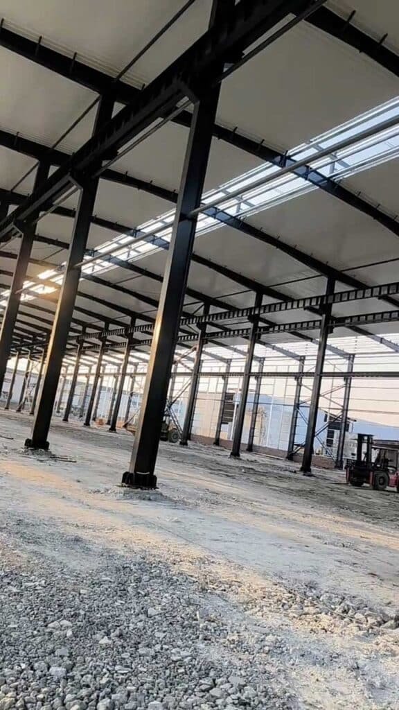 Fabricante de estructuras metálicas, montaje de vigas y columnas de acero para naves industriales.