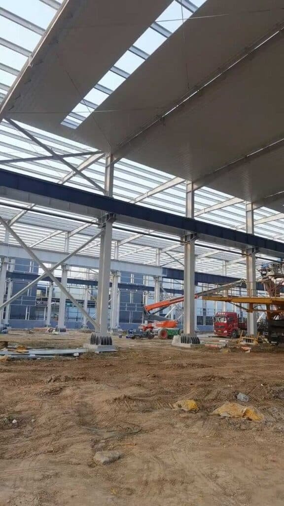 Construcción de galpón industrial con estructura de acero de alta resistencia.