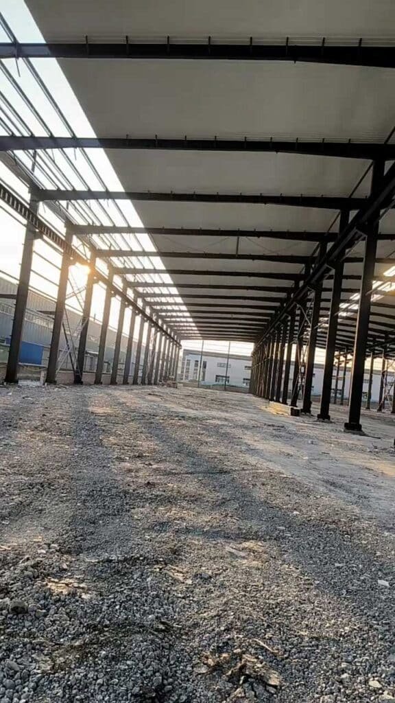 Instalación de galpón metálico prefabricado, estructura de acero de alta resistencia.
