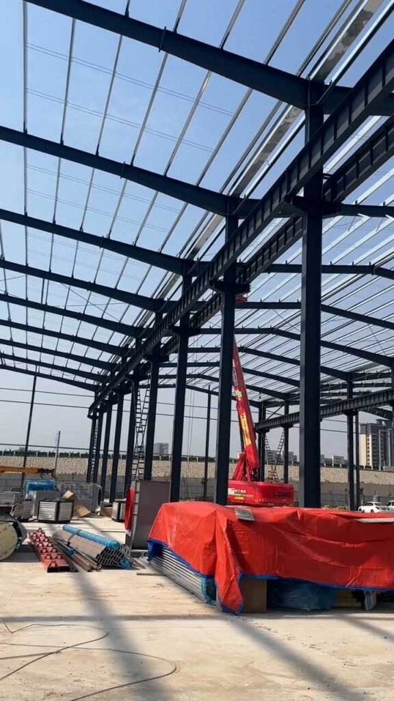 Edificio de almacenamiento industrial con estructura de acero pre-ingenierizada y sistema de techumbre técnica.