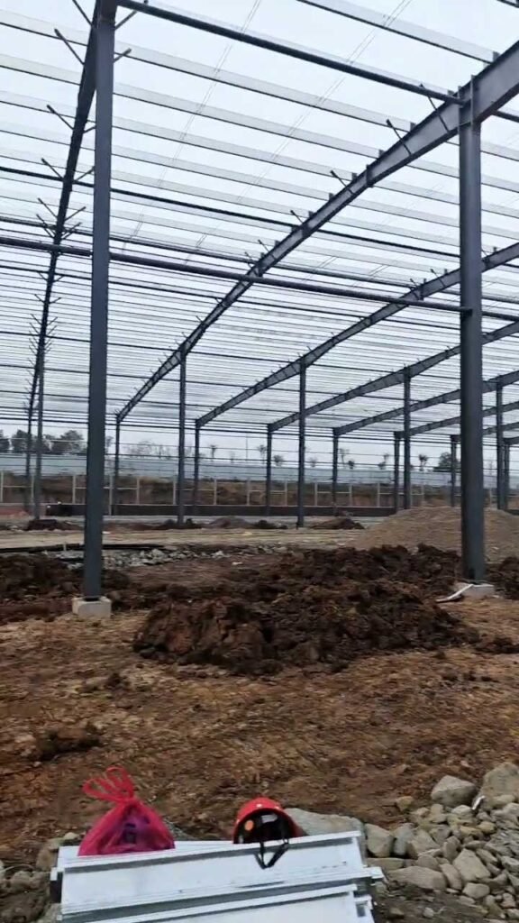 Solución de almacenamiento industrial de gran escala con techumbre de acero y tragaluces para eficiencia lumínica