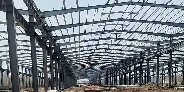Panorámica view of multiple warehouse bays showing the immense scale of the industrial solution.
