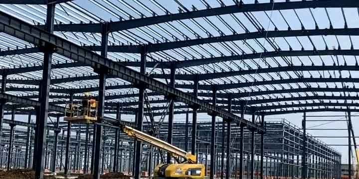 Operación de maquinaria pesada dirigida por un industrial warehouse supplier experto para la finalización de un complejo de naves masivas.