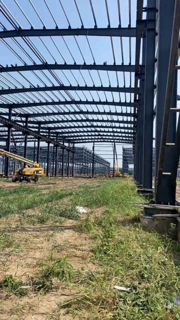 Detalle de los pilares de carga y fundaciones instalados por un metal building supplier confiable en un nuevo parque industrial.