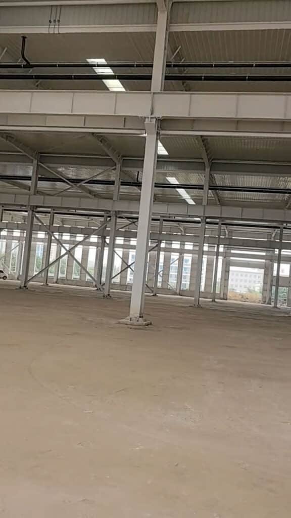 Nave industrial prefabricada de acero para proyectos logísticos.