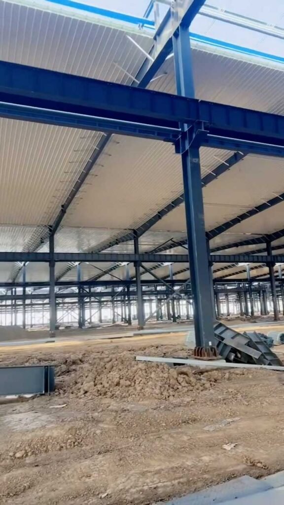 Montaje de componentes metálicos de un fabricante de bodegas prefabricadas en etapa de esqueleto estructural pesado.