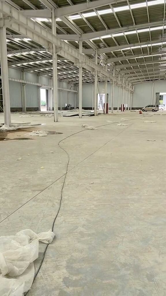 Nave industrial prefabricada terminada en su fase estructural, lista para pavimentación final.