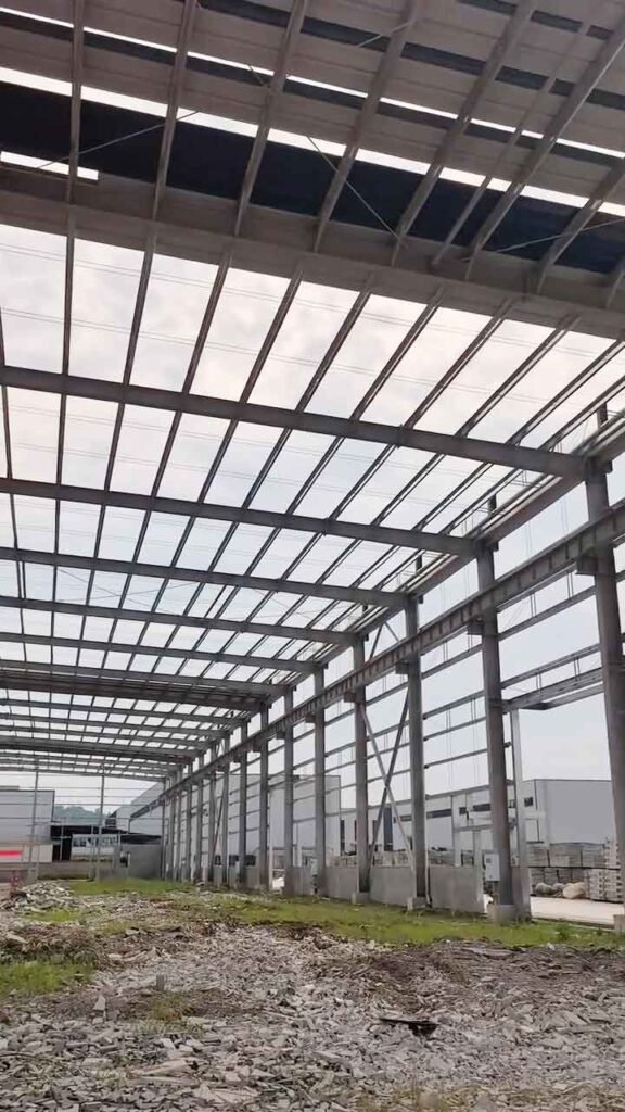Detalle interno de la techumbre de una solución de bodega prefabricada con correas galvanizadas alineadas.