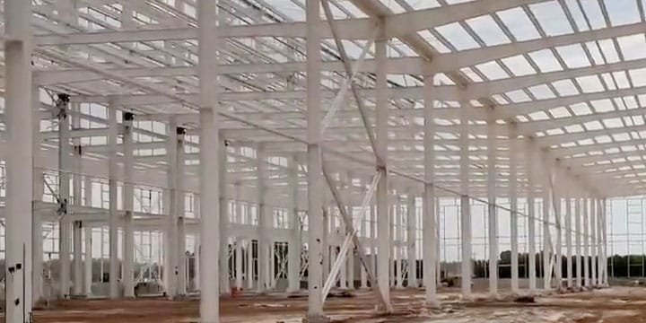 prefabricated steel building panoramica de esqueleto metalico en obra