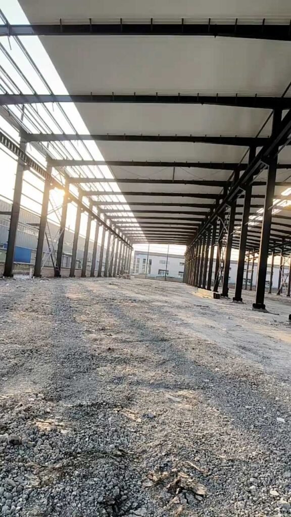 Advanced steel engineering design for a clear-span industrial warehouse with high-bay clearance and insulated roofing.