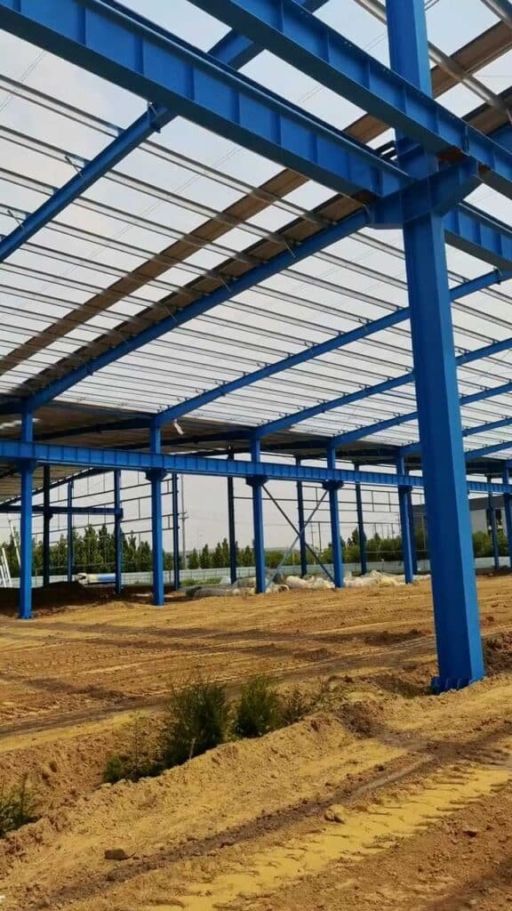 Detalle de columnas reforzadas de una steel logistics facility diseñada para resistir ambientes húmedos y tropicales.