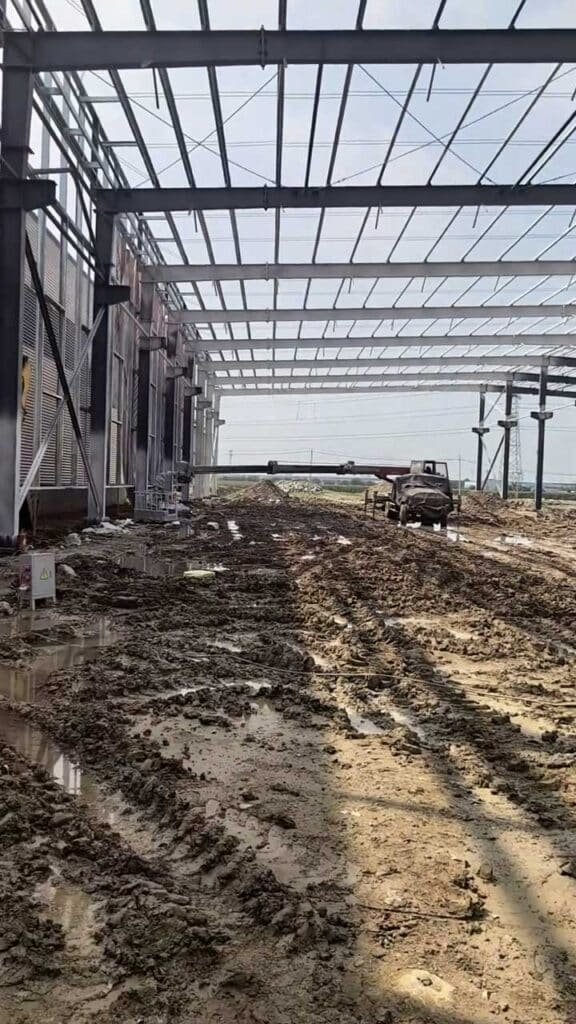 Componentes metálicos de una steel structure factory instalados en una nave industrial de gran altura.