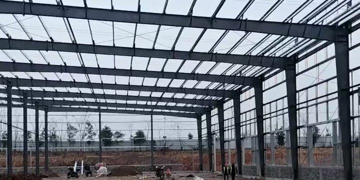 Estructura de acero para una bodega industrial de gran luz en Colombia, resaltando los pórticos rígidos y vigas maestras.