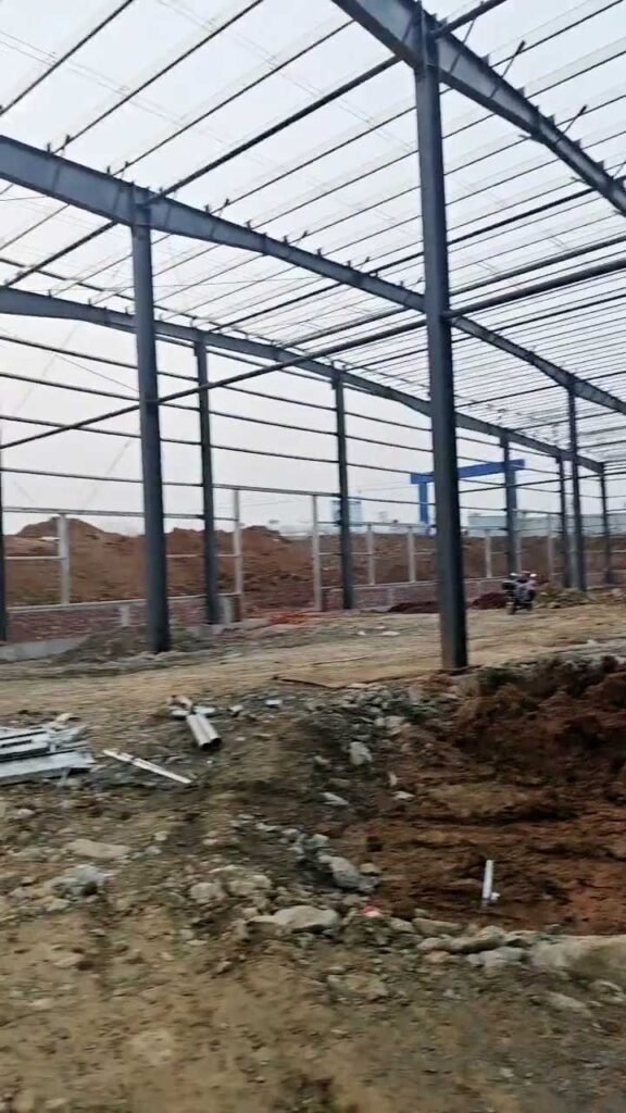 Diseño de proyecto de bodega industrial mostrando los anclajes de columnas y cimentación reforzada en sitio de obra.