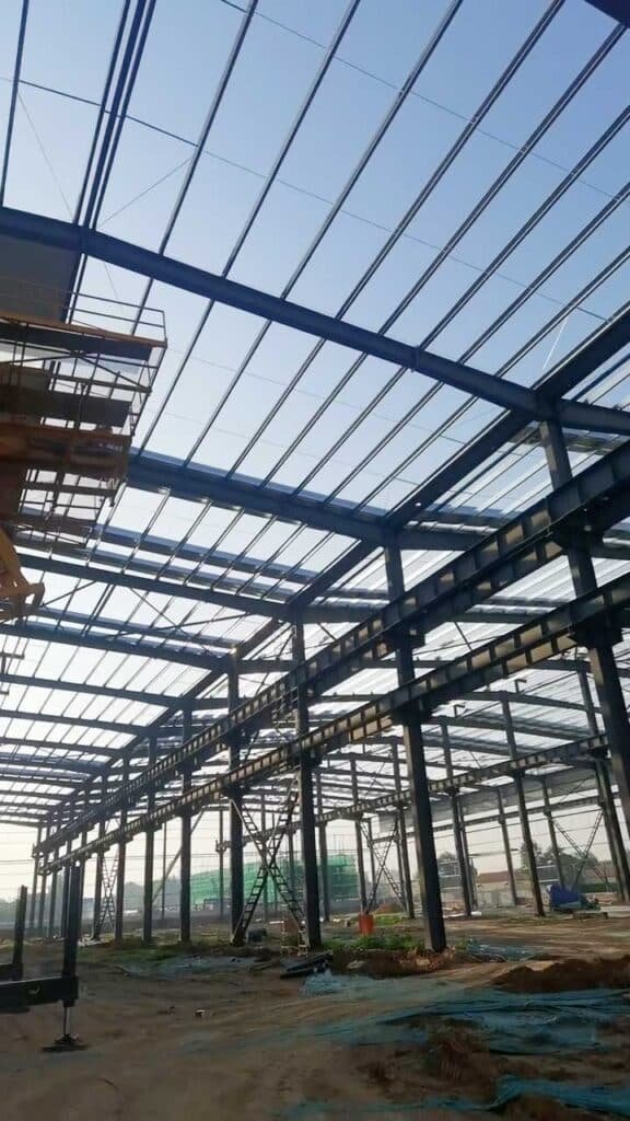 Almacén de acero con estructura resistente, ideal para logística en Colombia.