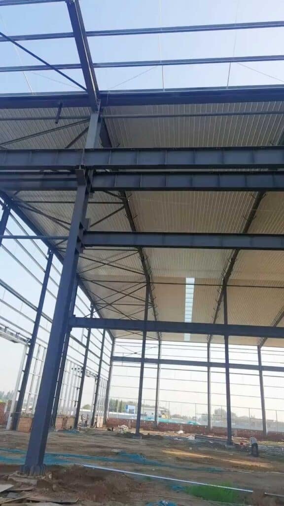 Almacén industrial en Colombia, estructura de acero de alta resistencia.