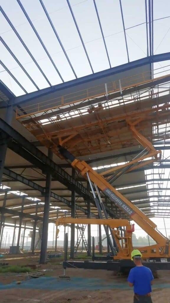 Almacén metálico en fase de montaje, estructura industrial profesional.
