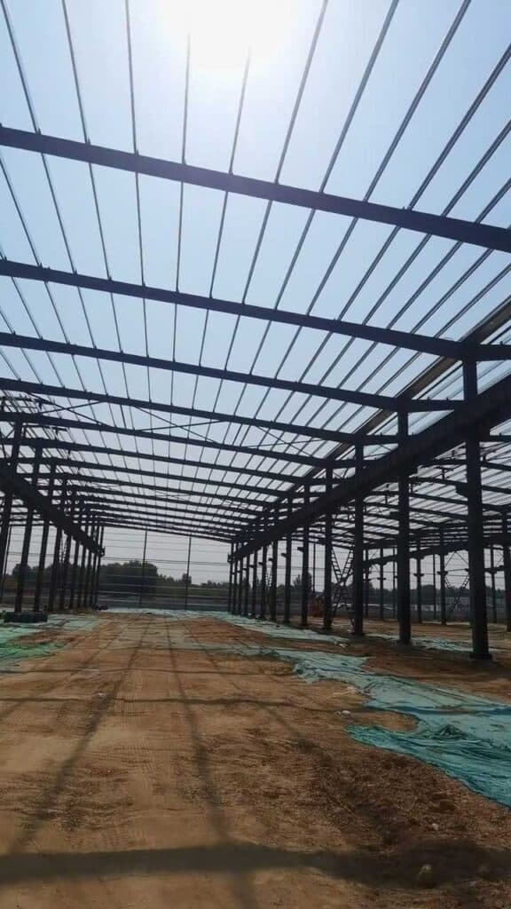 Bodega prefabricada de acero para almacenamiento logístico eficiente.