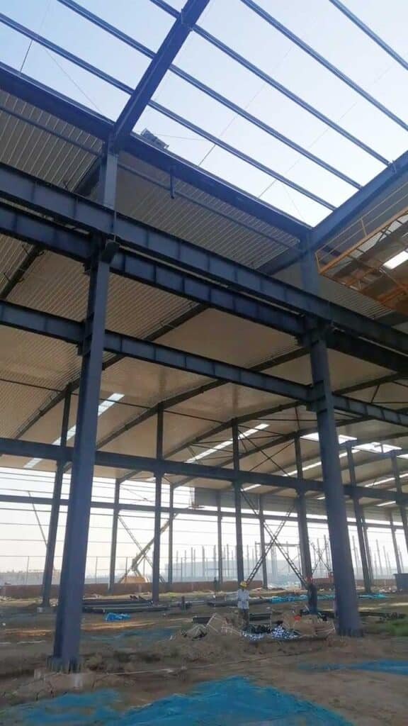 Bodega prefabricada con diseño antisísmico para almacenamiento industrial.