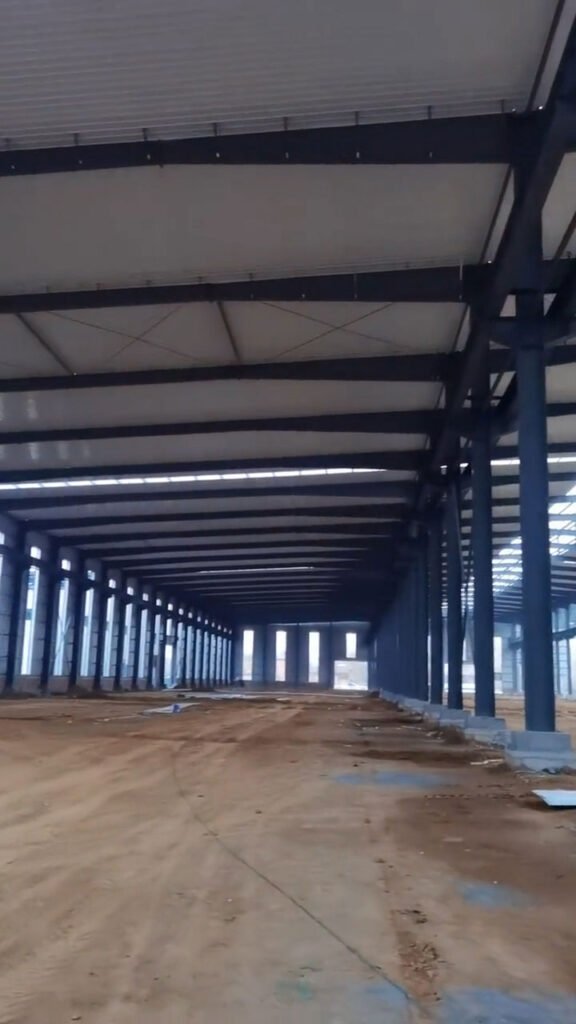 Vista de las correas de techo de acero listas para recibir la cubierta y aislamiento en la construcción de bodegas de acero.