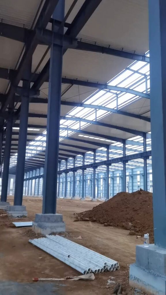 Estructura interna de galpones industriales de acero con pórticos principales y luces libres de 48 metros