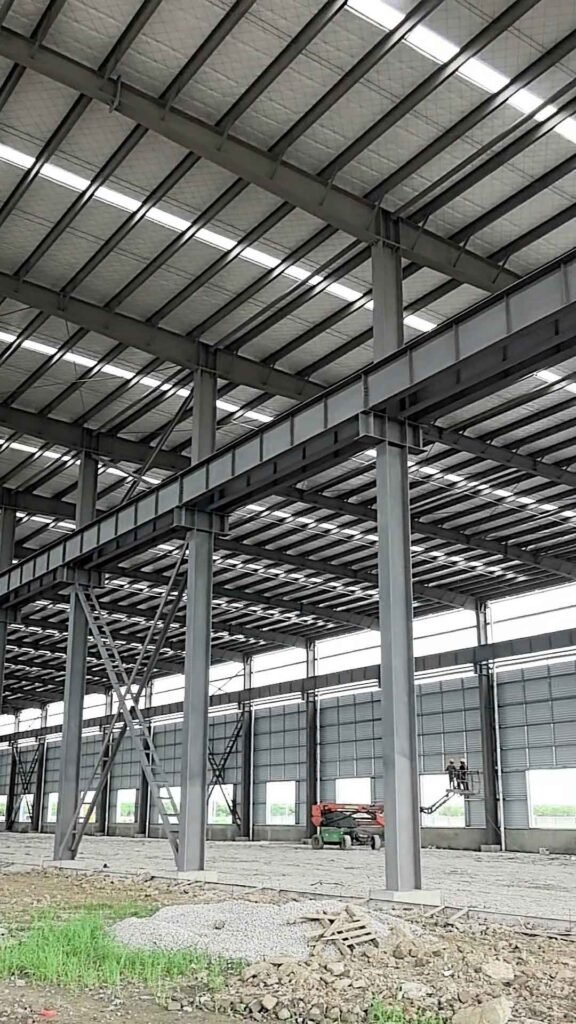 Detalle constructivo de columnas, vigas perfiles H y correas Z, fabricadas por un fabricante directo de estructuras de acero.